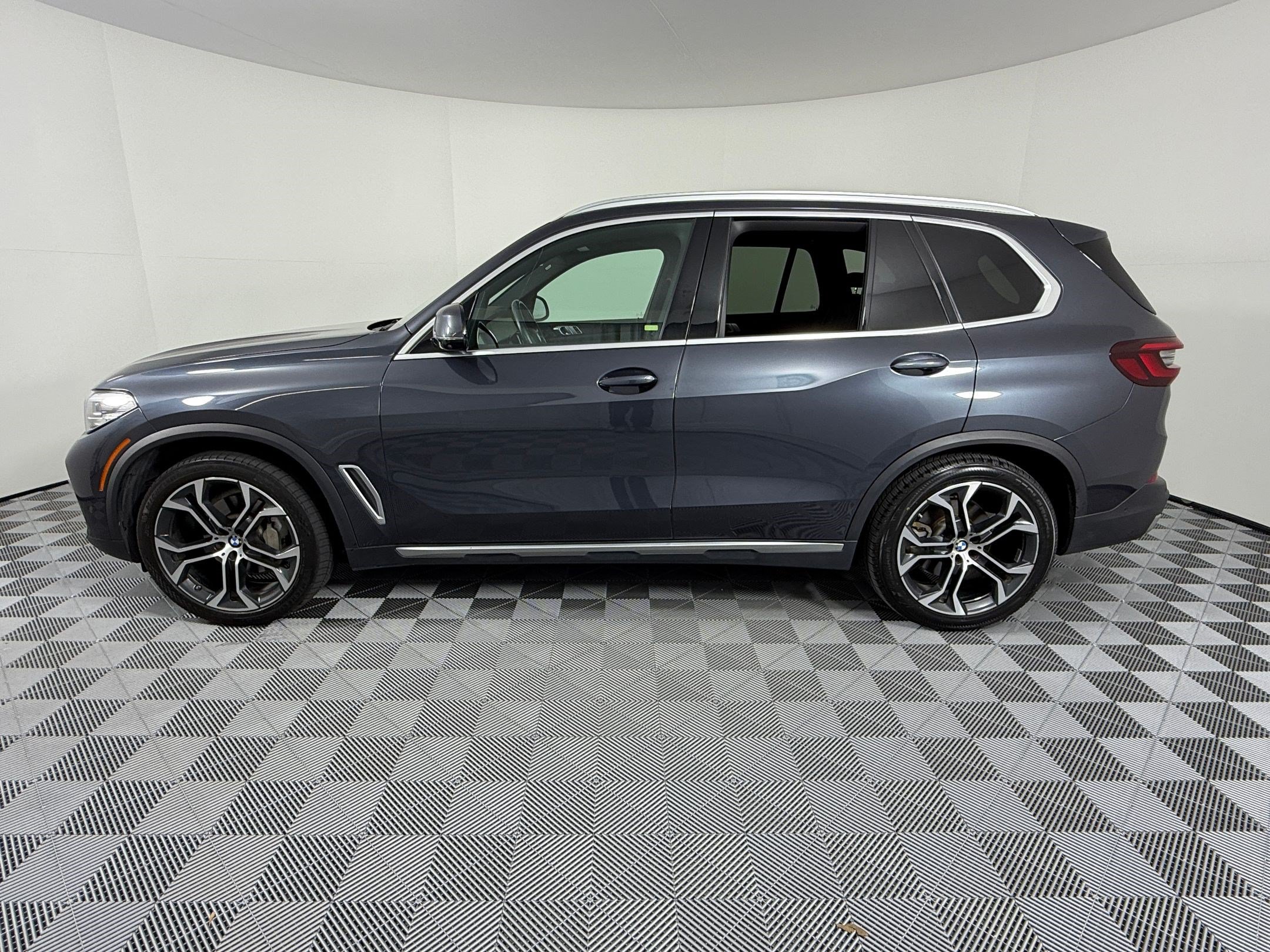 Used 2020 BMW X5 sDrive40i w/ Premium Package RWD image 2