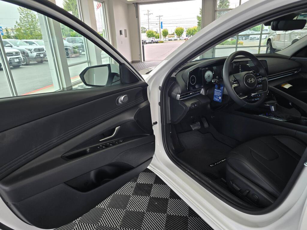 New 2026 Hyundai Elantra Limited FWD image 32