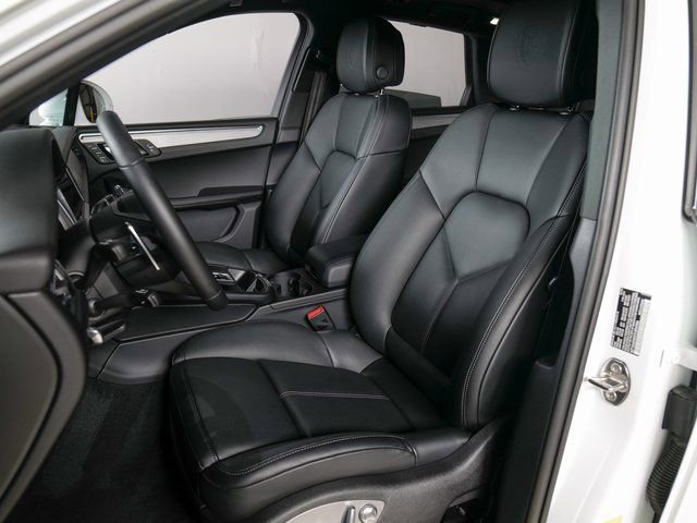 Certified 2026 Porsche Macan AWD/4WD image 5