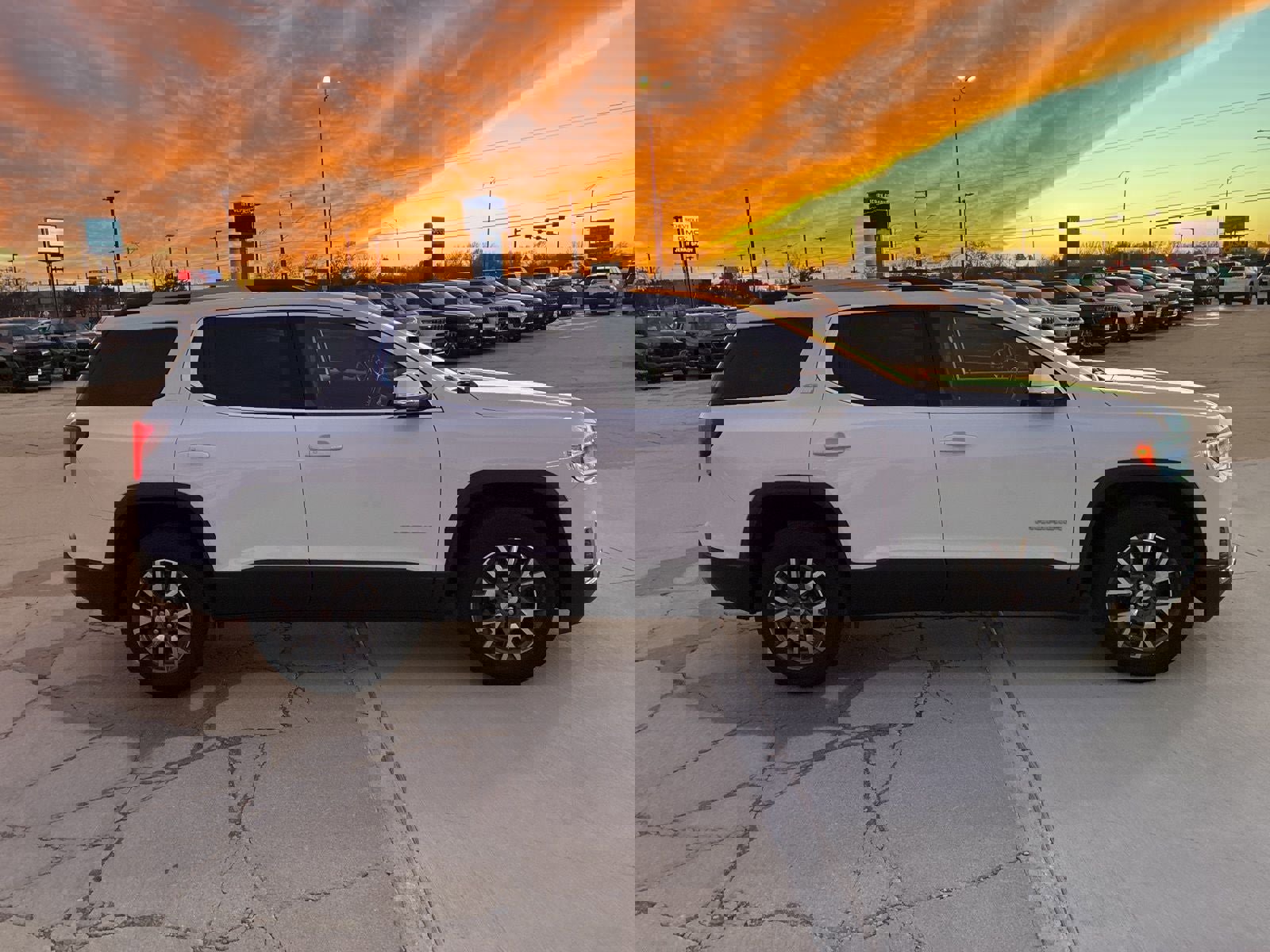 Used 2023 GMC Acadia SLE w/ Driver Convenience Package image 8