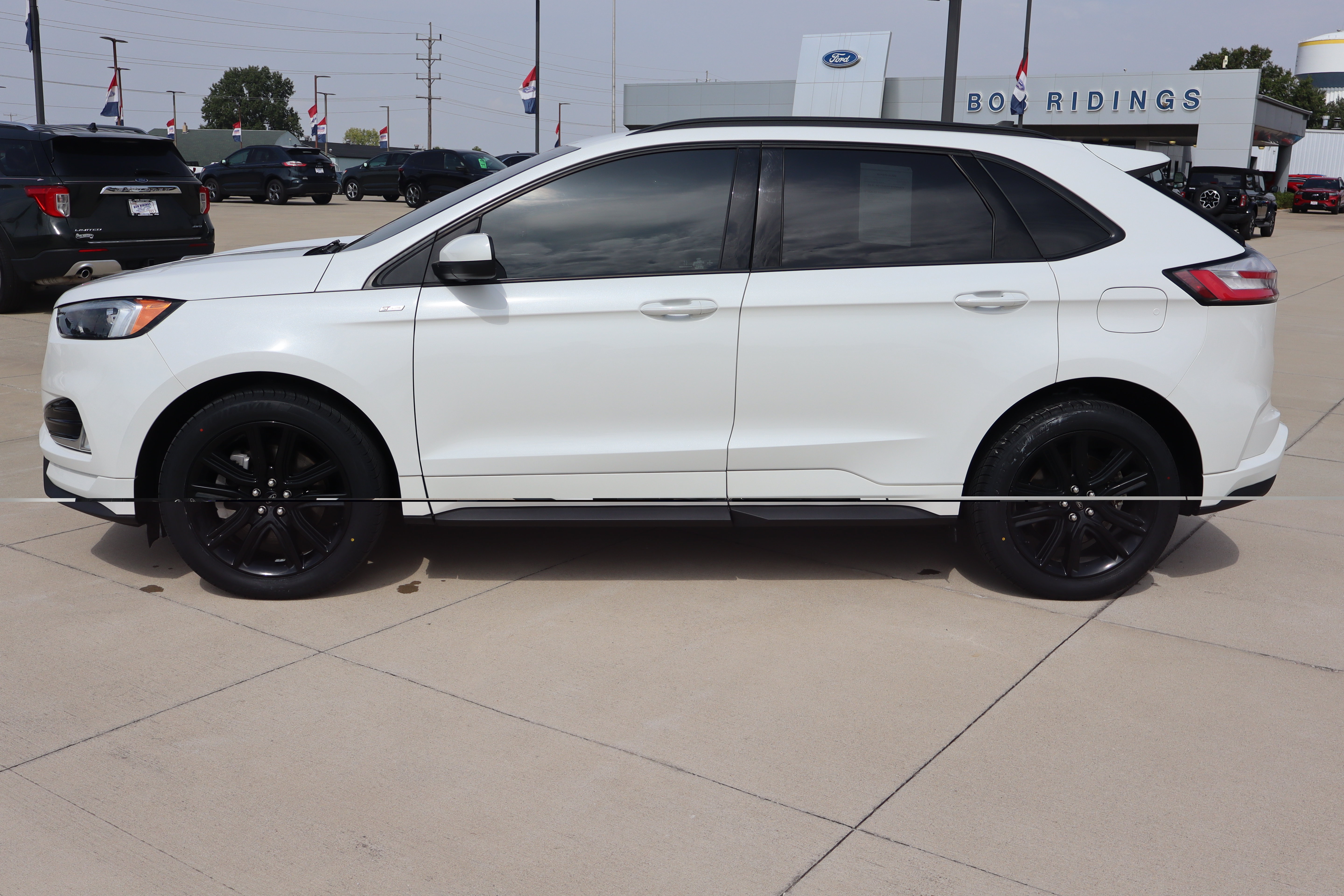 Used 2021 Ford Edge ST-Line w/ Class II Trailer Tow Package AWD/4WD image 8