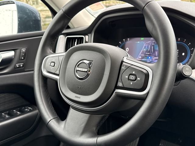 Used 2022 Volvo XC60 B5 Momentum image 16