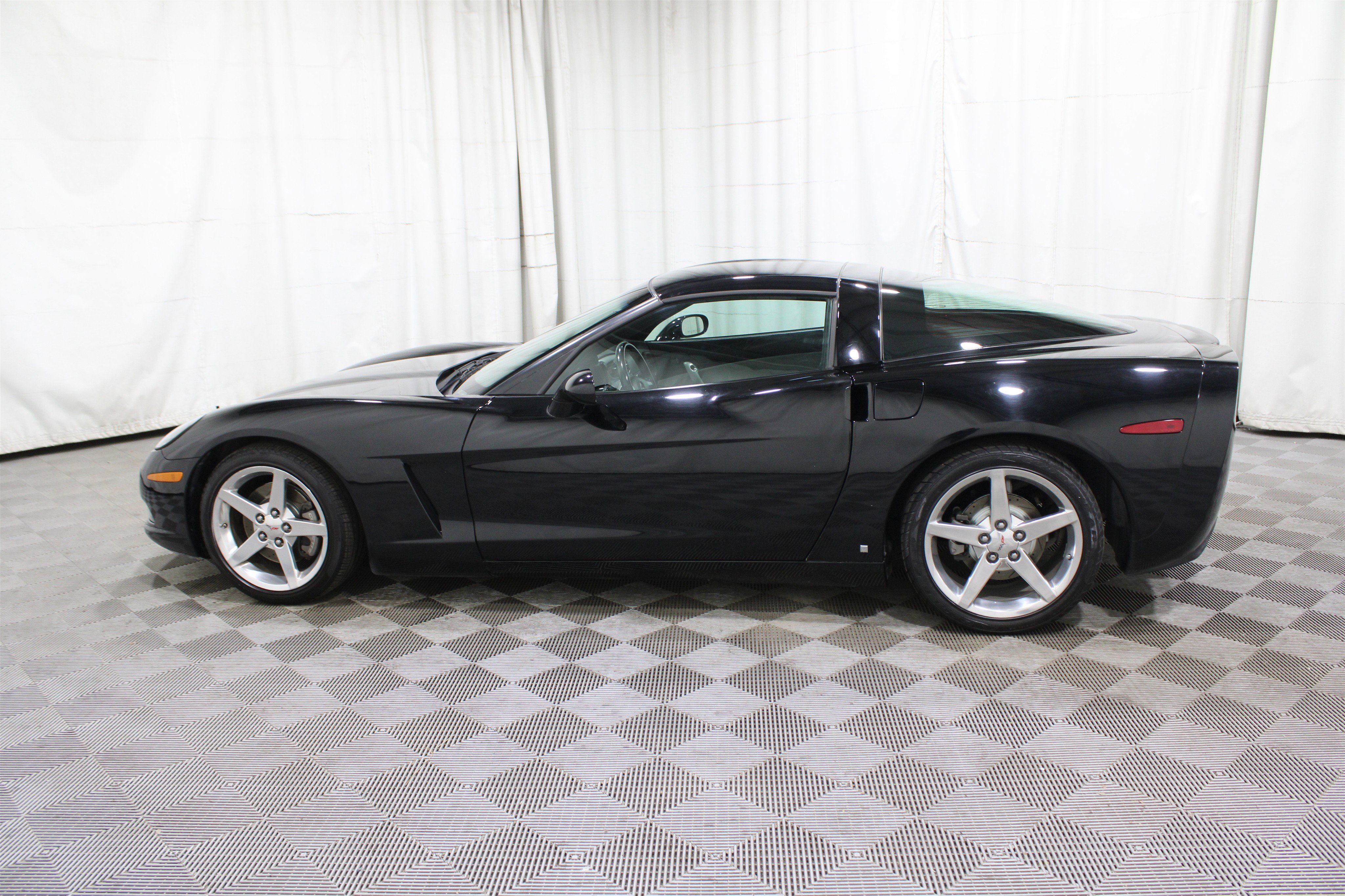 Used 2006 Chevrolet Corvette Coupe w/ Preferred Equipment Group image 25