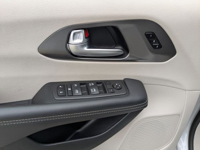 Used 2024 Chrysler Pacifica Touring-L FWD image 24
