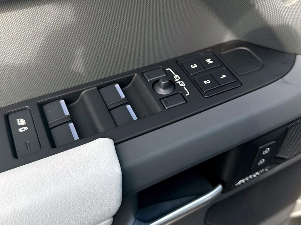 New 2025 Land Rover Defender 130 X-Dynamic SE image 17