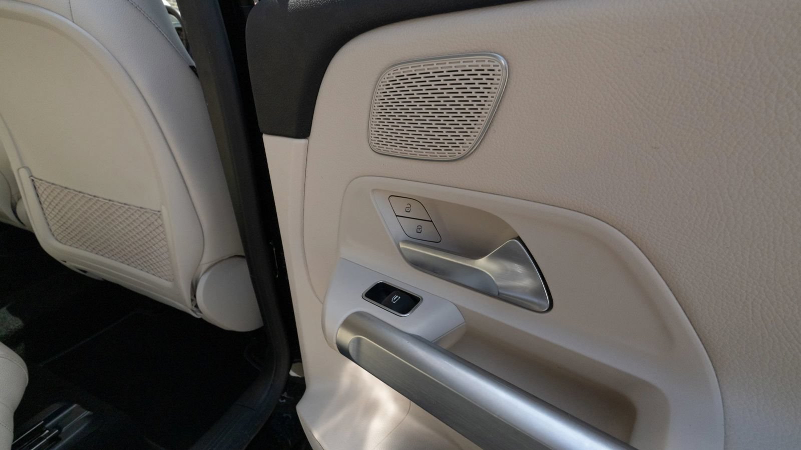 Used 2021 Mercedes-Benz GLB 250 4MATIC w/ Premium Package image 17