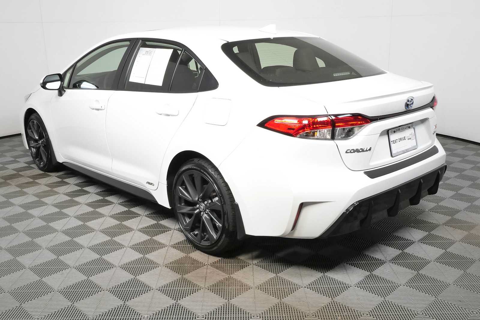 Used 2025 Toyota Corolla SE w/ SE Premium Package AWD/4WD image 25