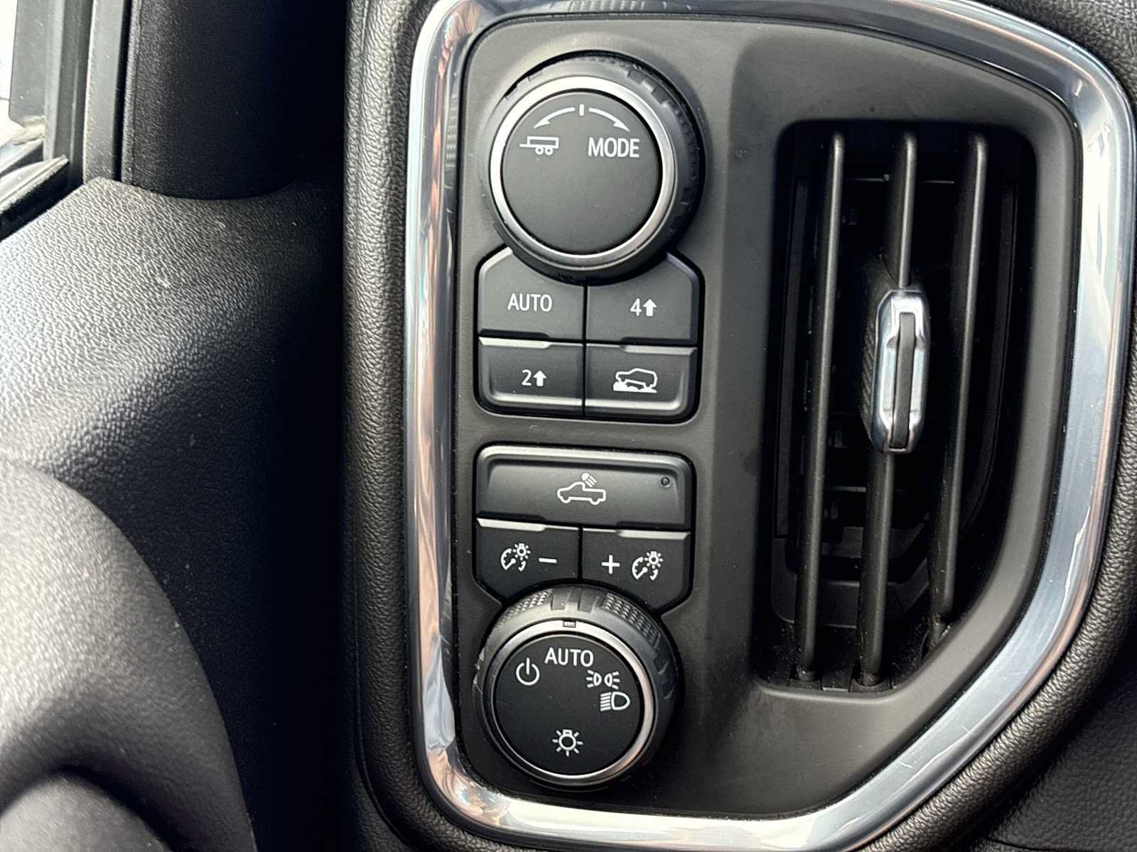 Used 2021 Chevrolet Silverado 1500 LT AWD/4WD image 32