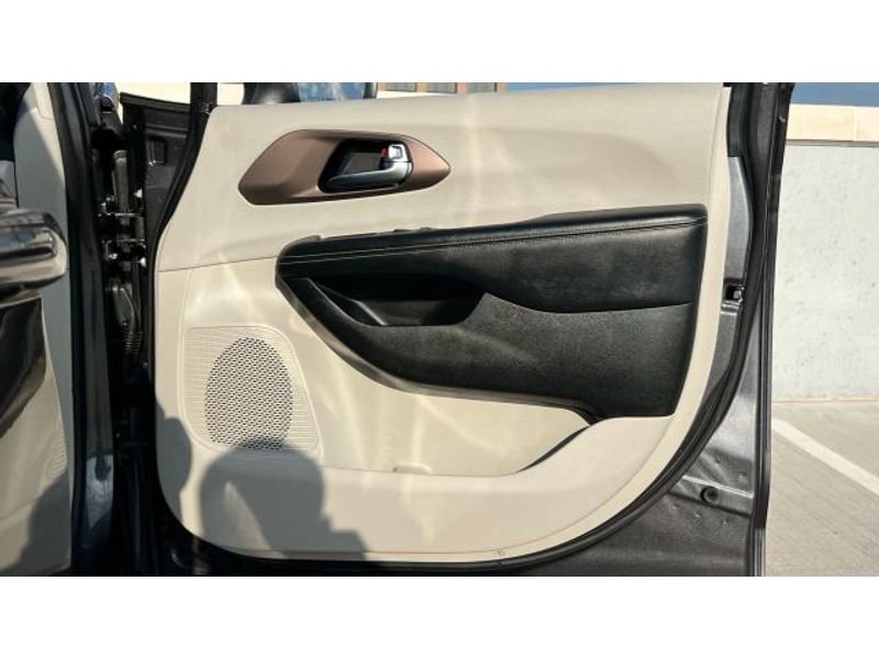 Used 2020 Chrysler Voyager Lxi image 64