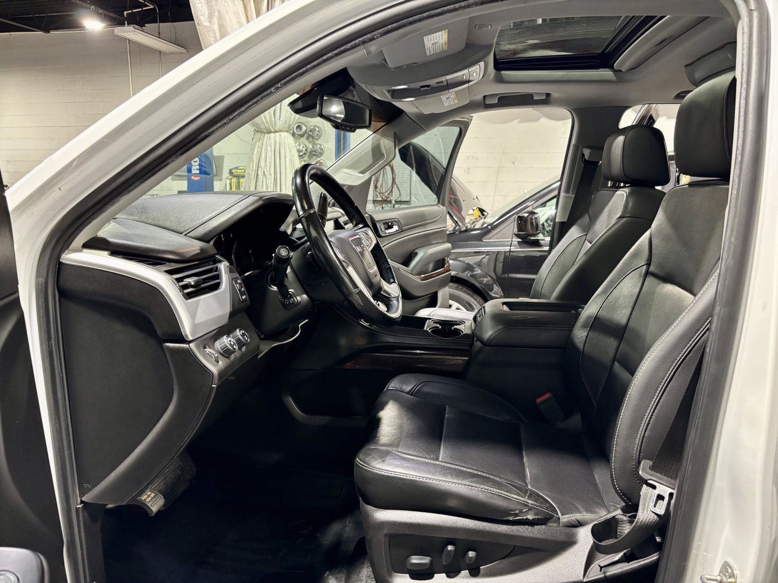 Used 2019 GMC Yukon XL SLT image 2