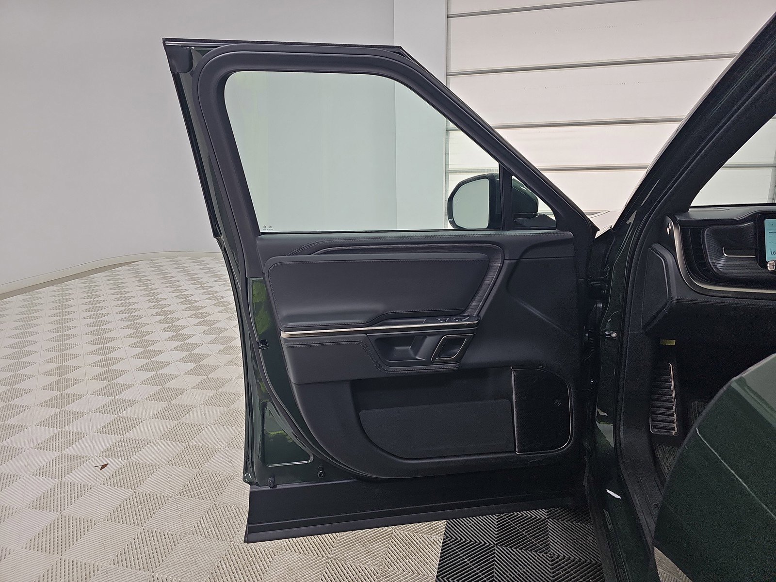 Used 2023 Rivian R1S Adventure AWD/4WD image 16