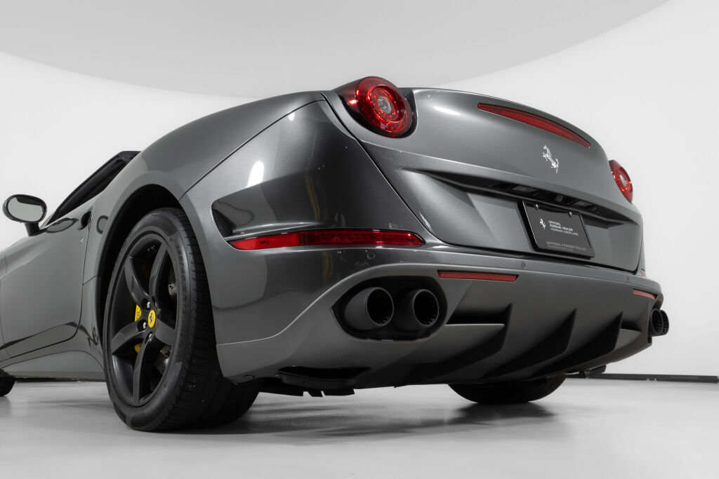 Used 2016 Ferrari California T RWD image 18