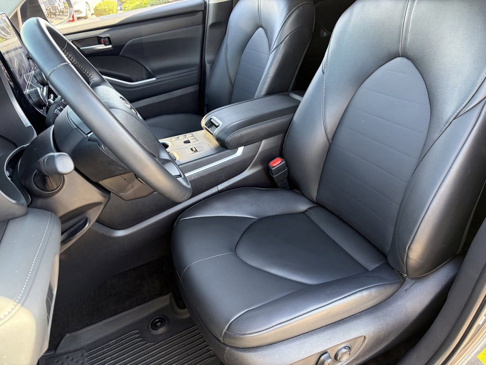 Used 2025 Toyota Highlander XLE FWD image 21