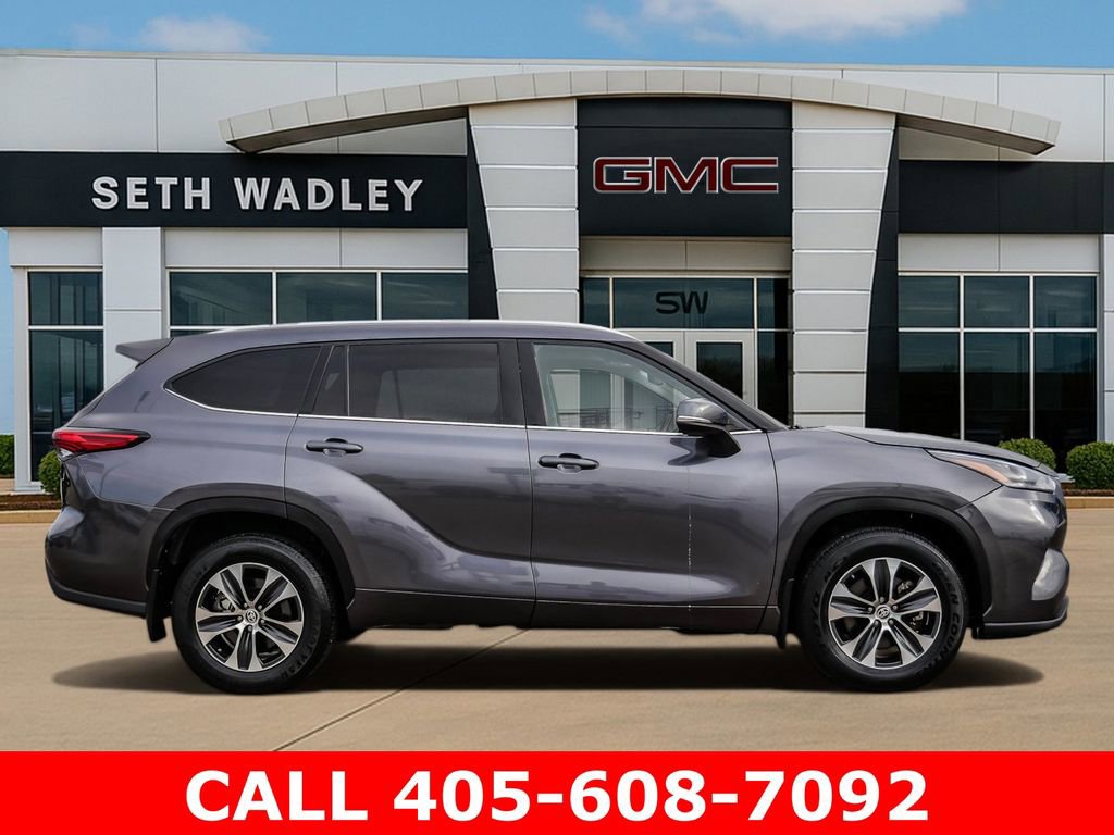 Used 2021 Toyota Highlander XLE AWD/4WD image 8