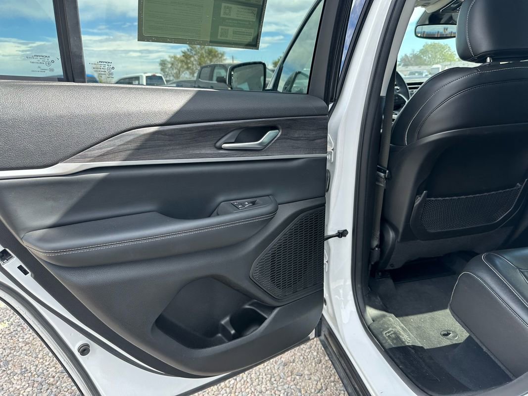 Used 2023 Jeep Grand Cherokee Limited w/ Black Appearance Package image 29