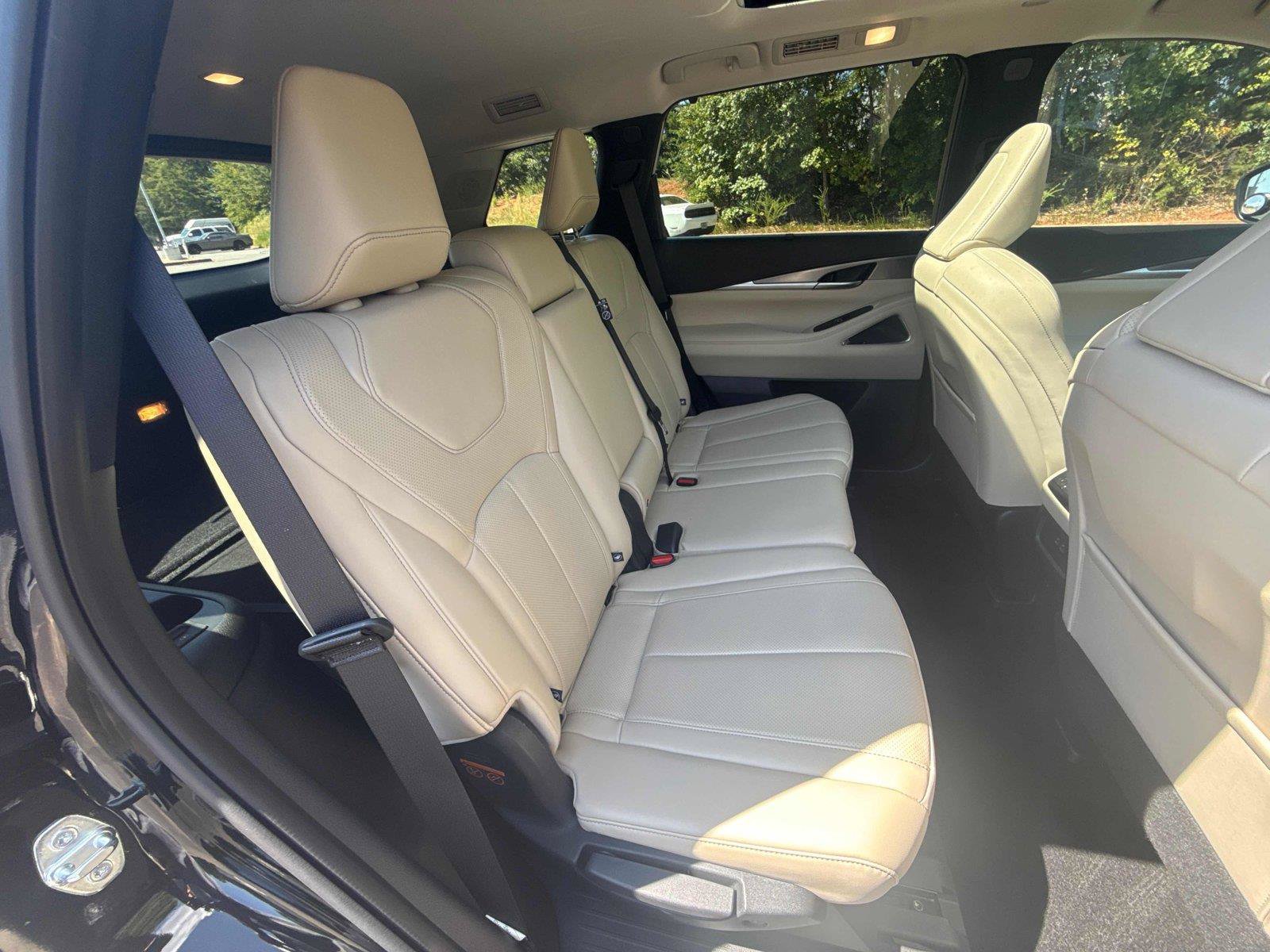 Used 2025 INFINITI QX60 Luxe w/ Lighting Package (N94) FWD image 29