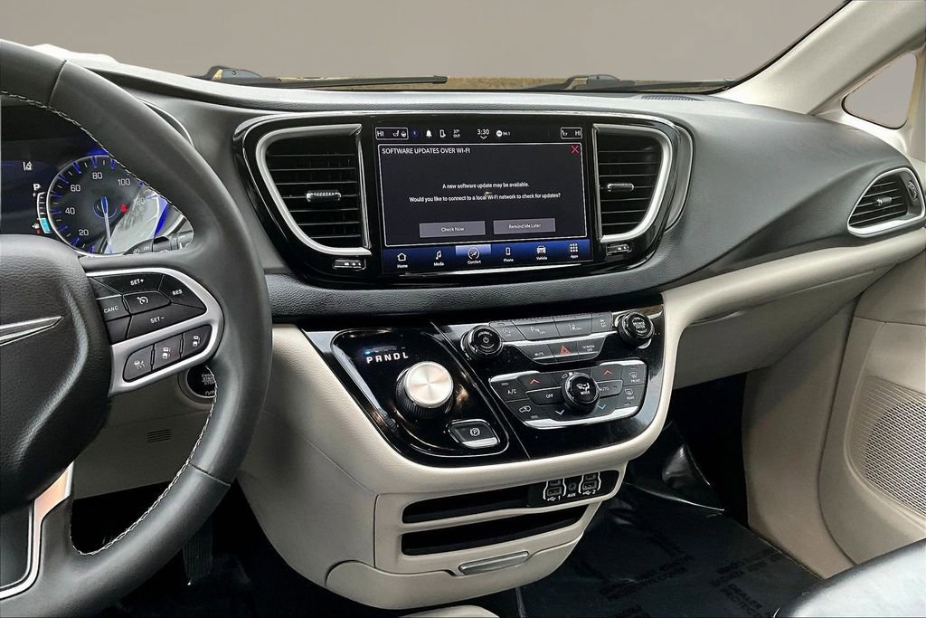 Used 2023 Chrysler Pacifica Touring-L image 9