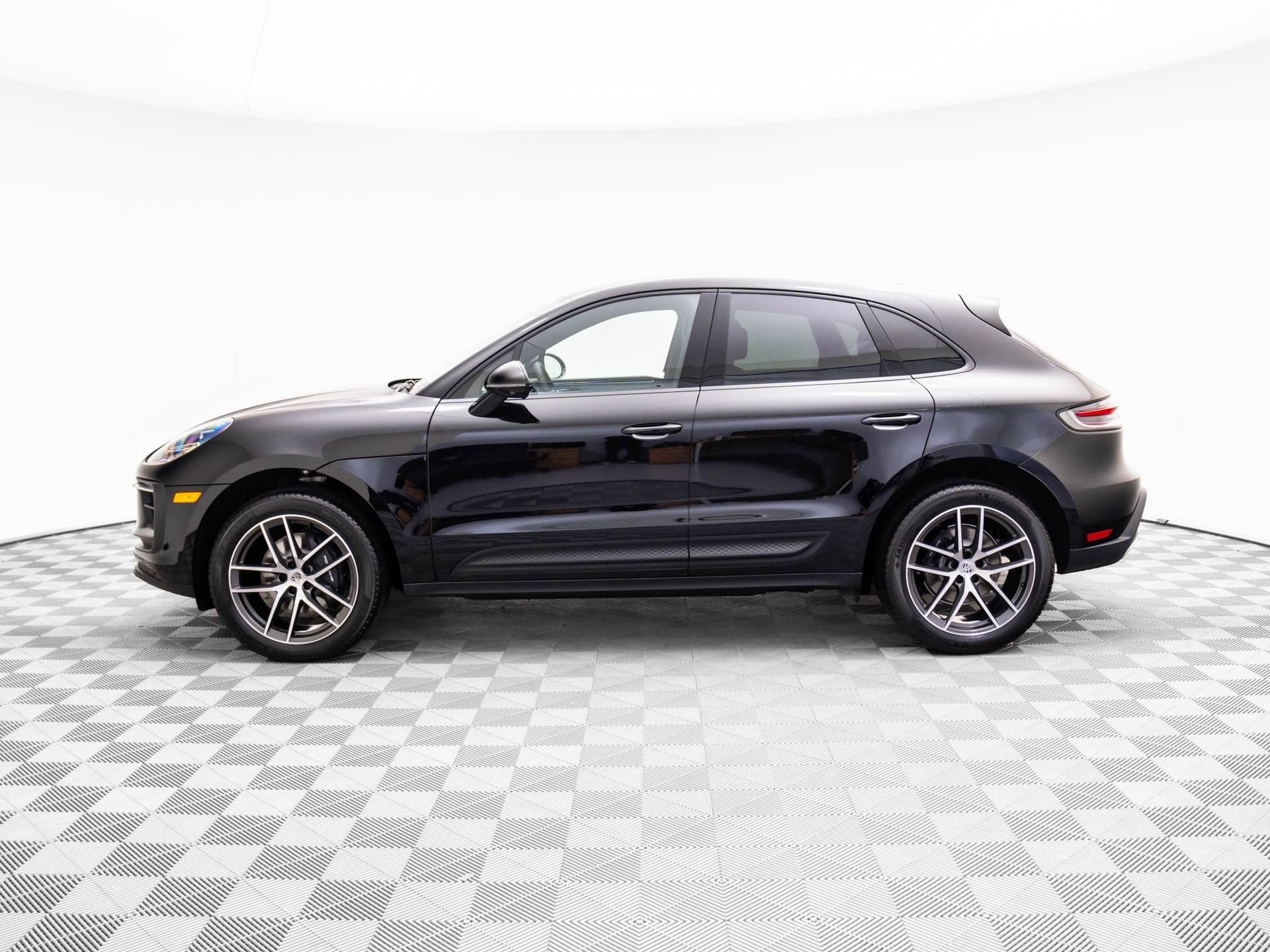Certified 2026 Porsche Macan AWD/4WD image 2
