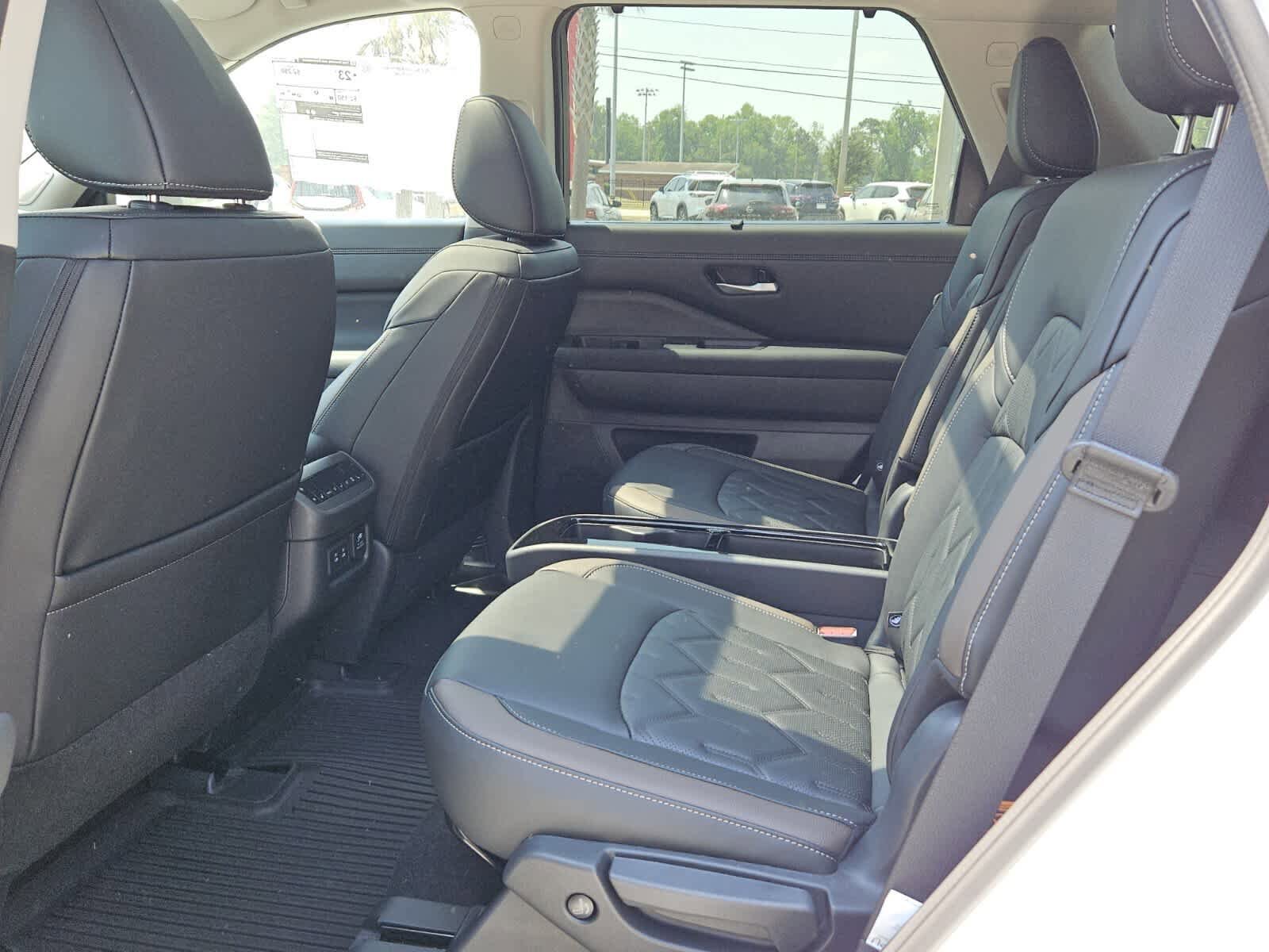 New 2026 Nissan Pathfinder Platinum FWD image 4