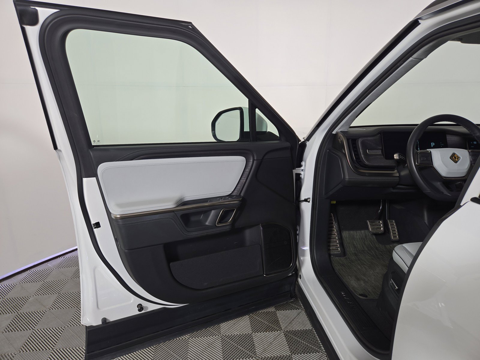 Used 2024 Rivian R1S Adventure AWD/4WD image 16