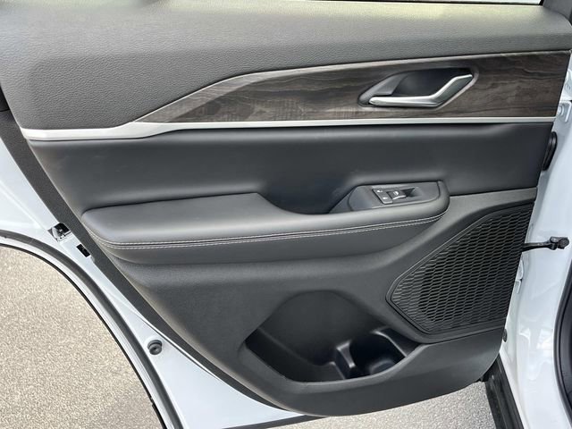 New 2025 Jeep Grand Cherokee Limited w/ Black Appearance Package AWD/4WD image 17