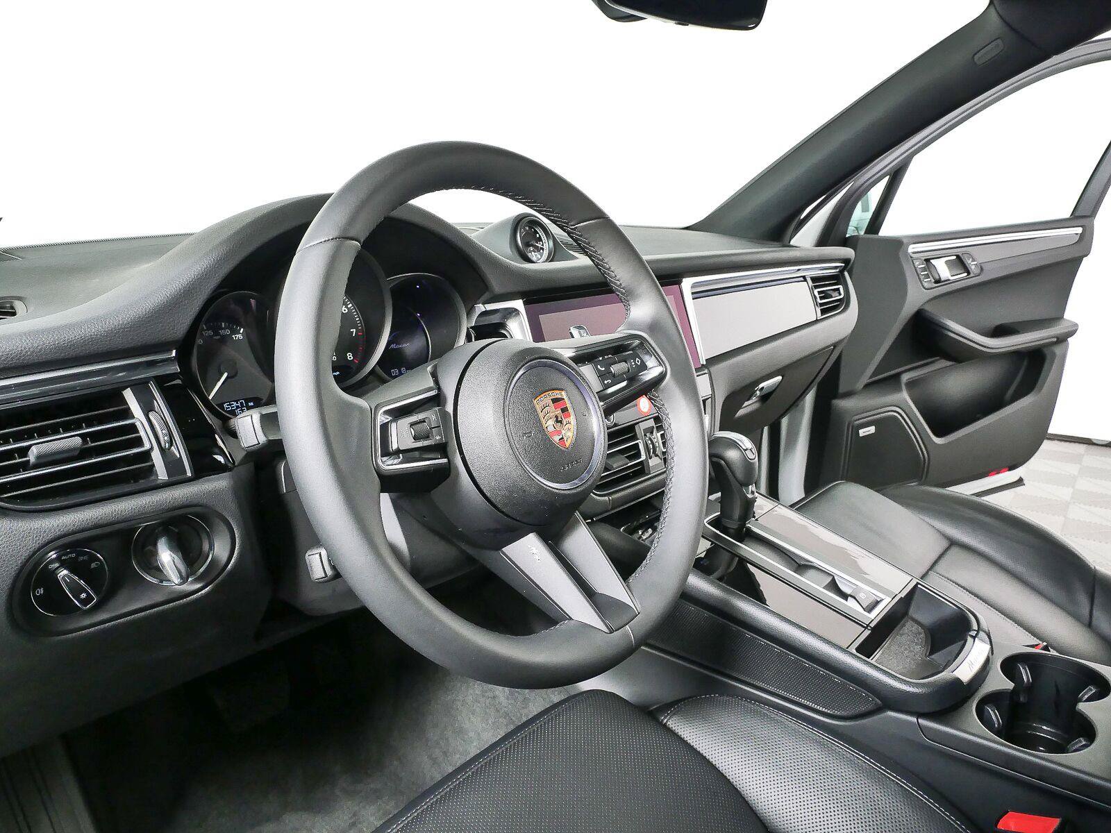 Certified 2025 Porsche Macan Turbo AWD/4WD image 4