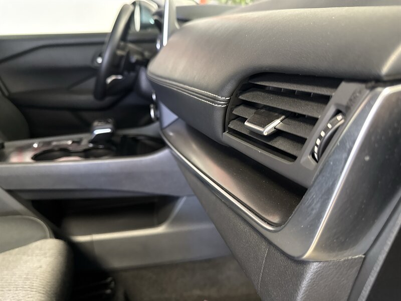 Used 2024 Nissan Rogue SV FWD image 22