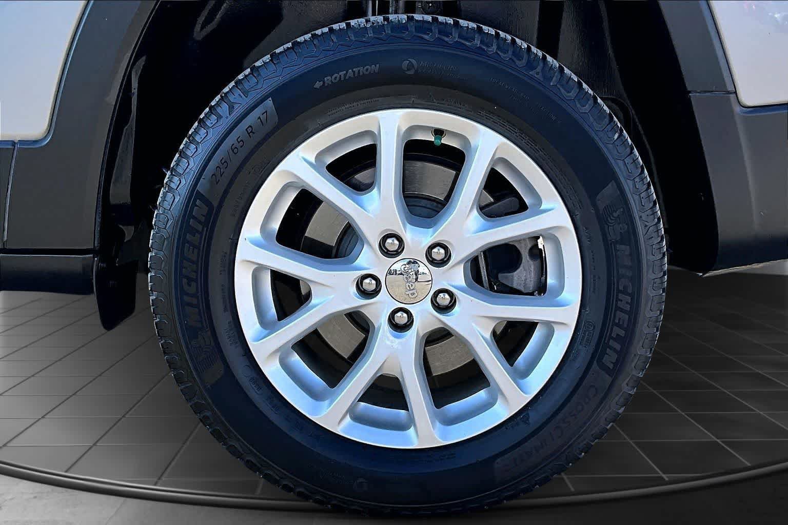 Used 2017 Jeep Cherokee Latitude w/ Comfort/Convenience Group image 35