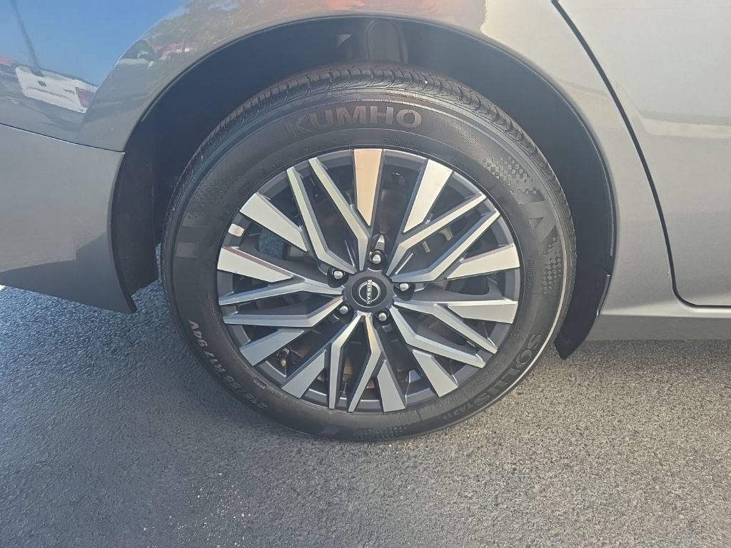 Used 2025 Nissan Altima 2.5 SV FWD image 7