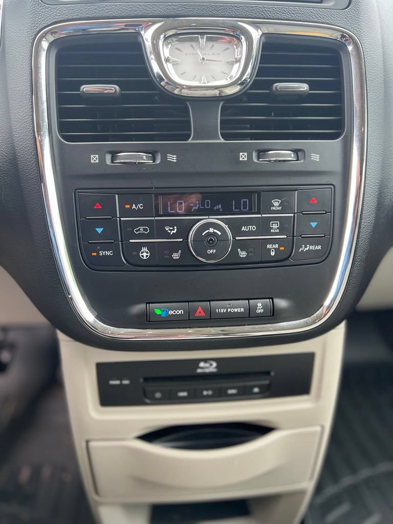 Used 2014 Chrysler Town & Country Touring-L w/ Driver Convenience Group FWD image 17