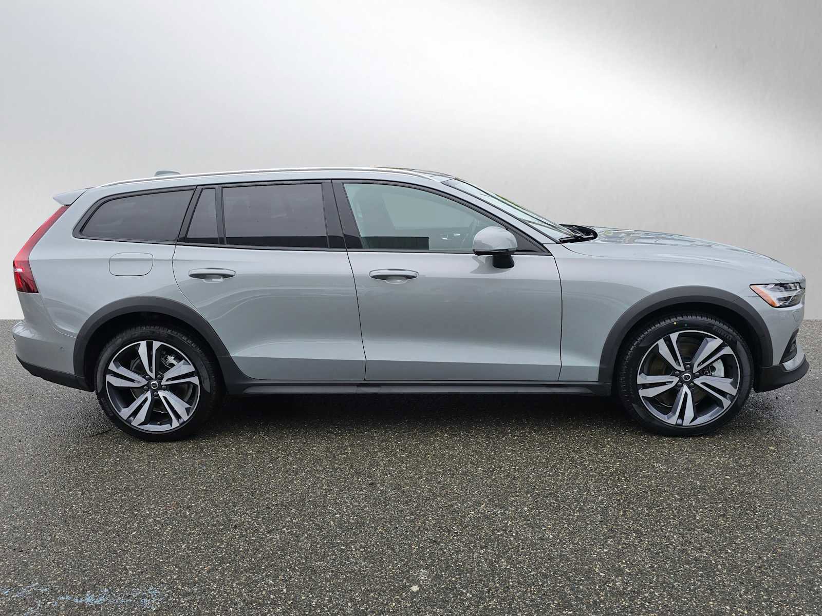 Certified 2025 Volvo V60 B5 Cross Country Plus image 2