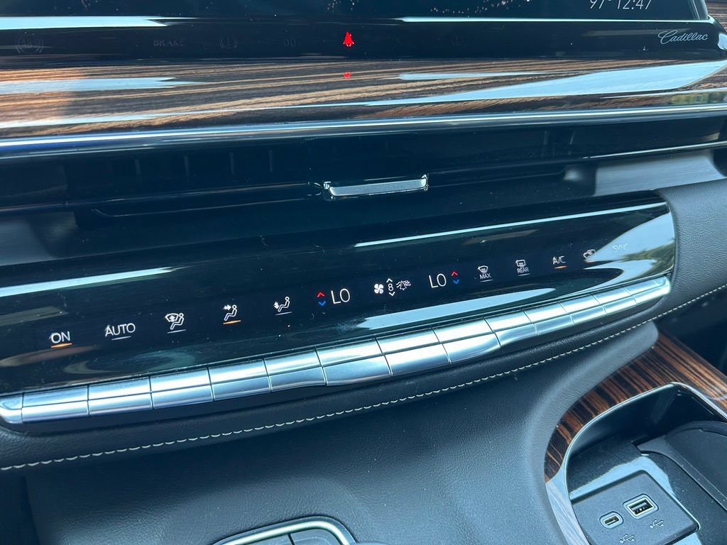 Used 2021 Cadillac Escalade Premium Luxury AWD/4WD image 36