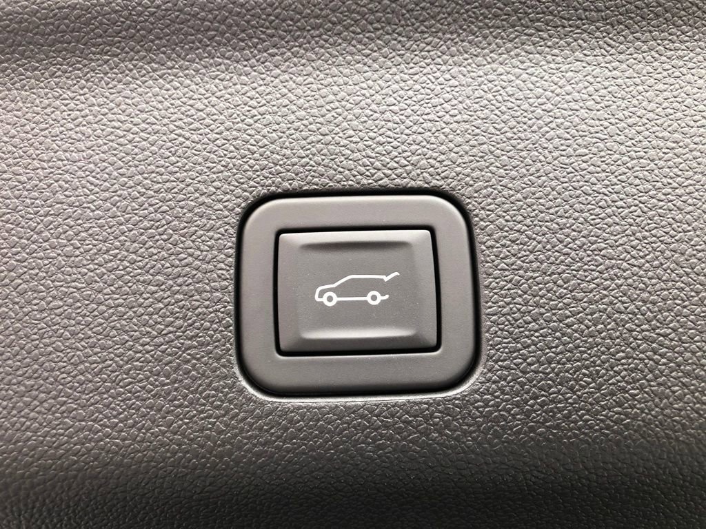 Used 2025 Chevrolet Suburban Premier image 8