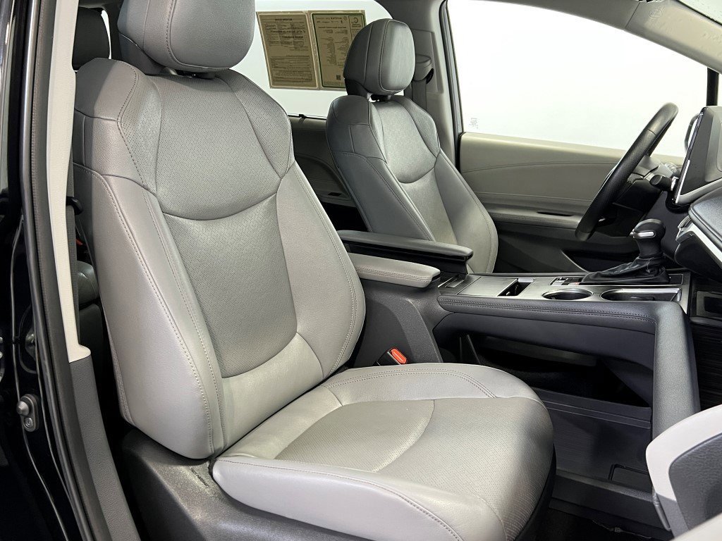 Used 2023 Toyota Sienna Limited image 16