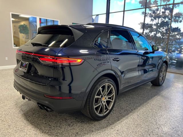 Used 2023 Porsche Cayenne Platinum Edition image 7