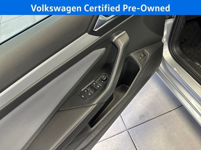 Certified 2025 Volkswagen Jetta SE w/ Sunroof Package image 15