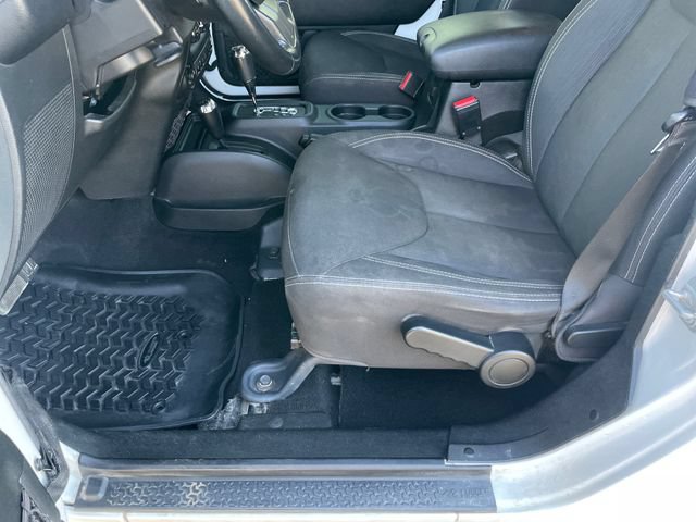 Used 2018 Jeep Wrangler Unlimited Sahara w/ Connectivity Group AWD/4WD image 9