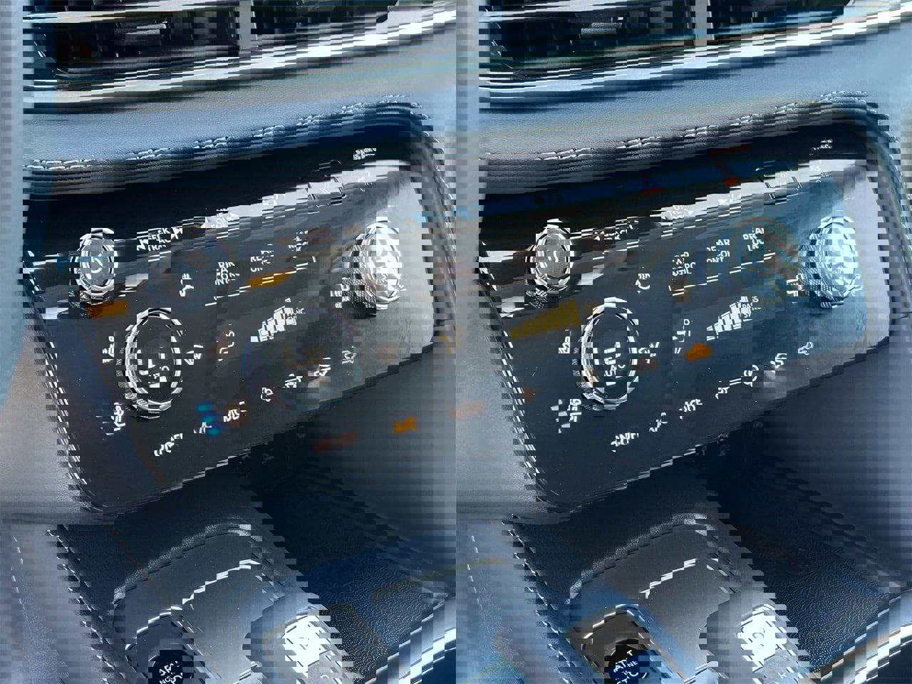 New 2026 INFINITI QX60 Luxe w/ Family Package image 27