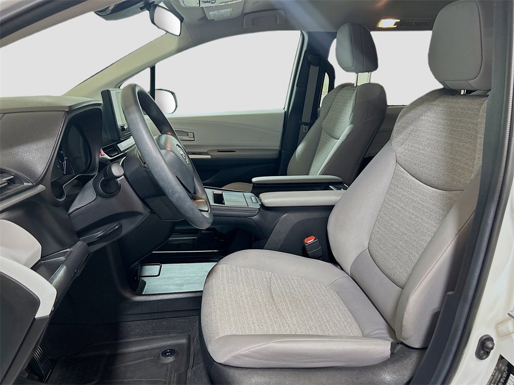 Used 2025 Toyota Sienna LE image 17