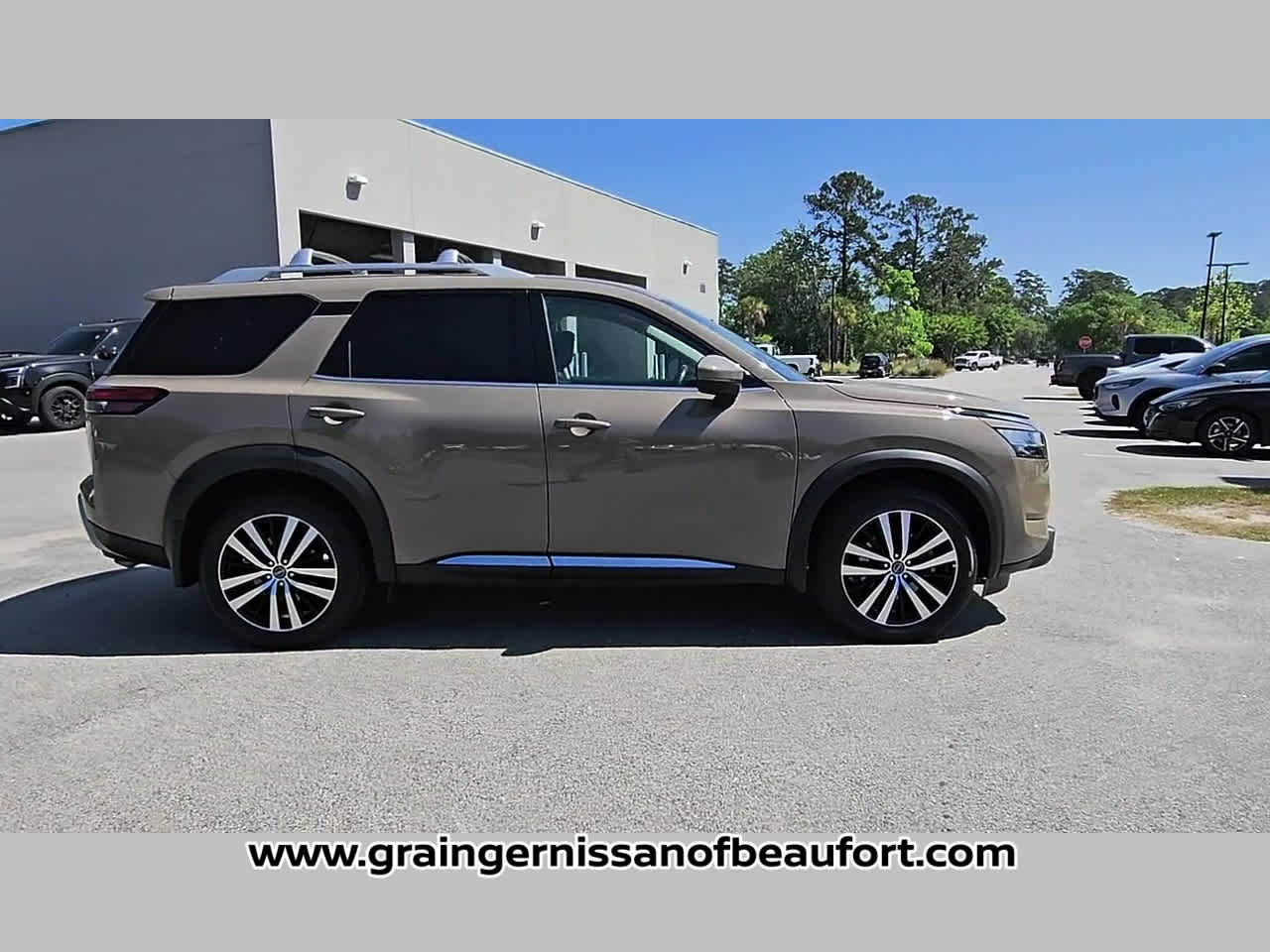 Used 2023 Nissan Pathfinder Platinum w/ Black Appearance Package image 31