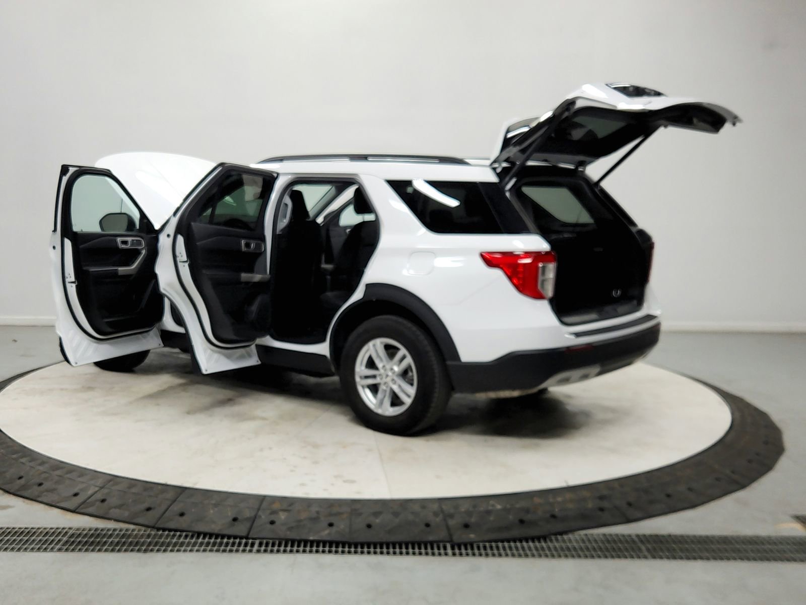 Used 2024 Ford Explorer XLT w/ Equipment Group 202A image 13