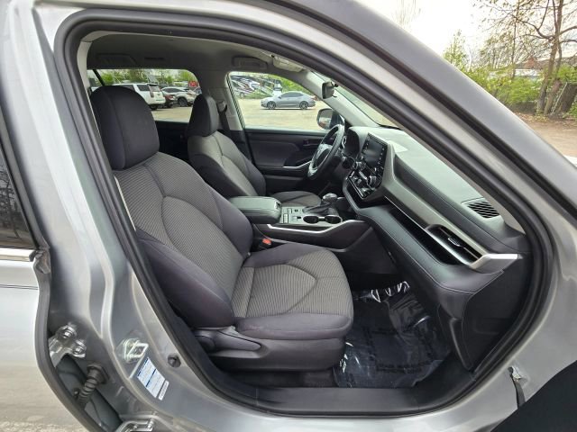Used 2022 Toyota Highlander LE AWD/4WD image 16