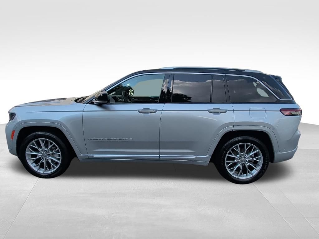 Used 2023 Jeep Grand Cherokee Summit w/ Luxury Tech Group V AWD/4WD image 2