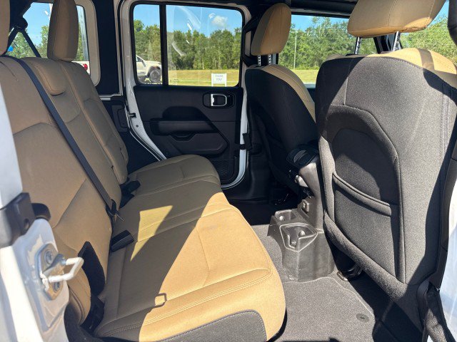 Used 2018 Jeep Wrangler Unlimited Sahara AWD/4WD image 15