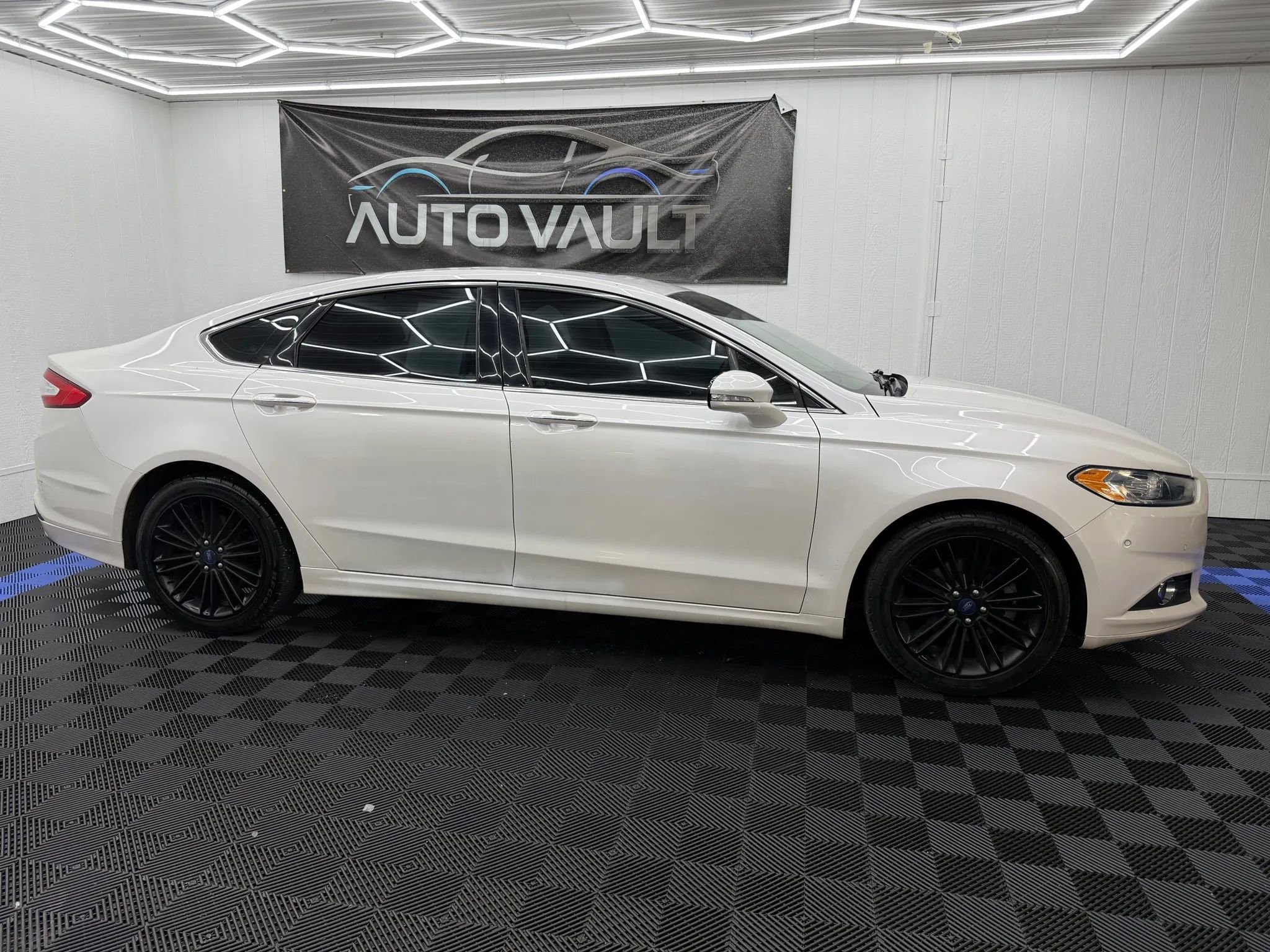Used 2015 Ford Fusion SE w/ Equipment Group 202A image 2