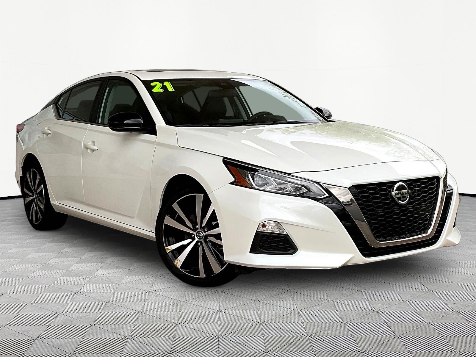 Used 2021 Nissan Altima 2.5 SR w/ SR Premium Package AWD/4WD image 3