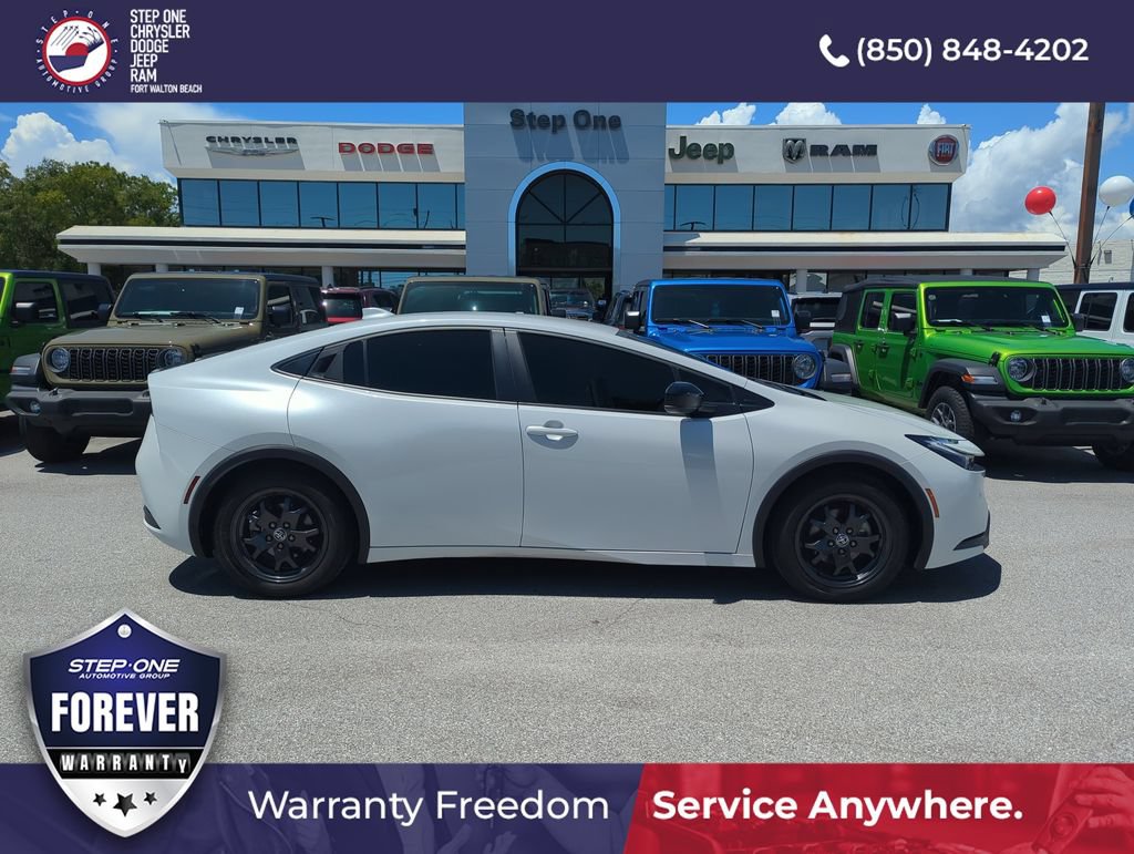 Used 2025 Toyota Prius LE FWD image 7