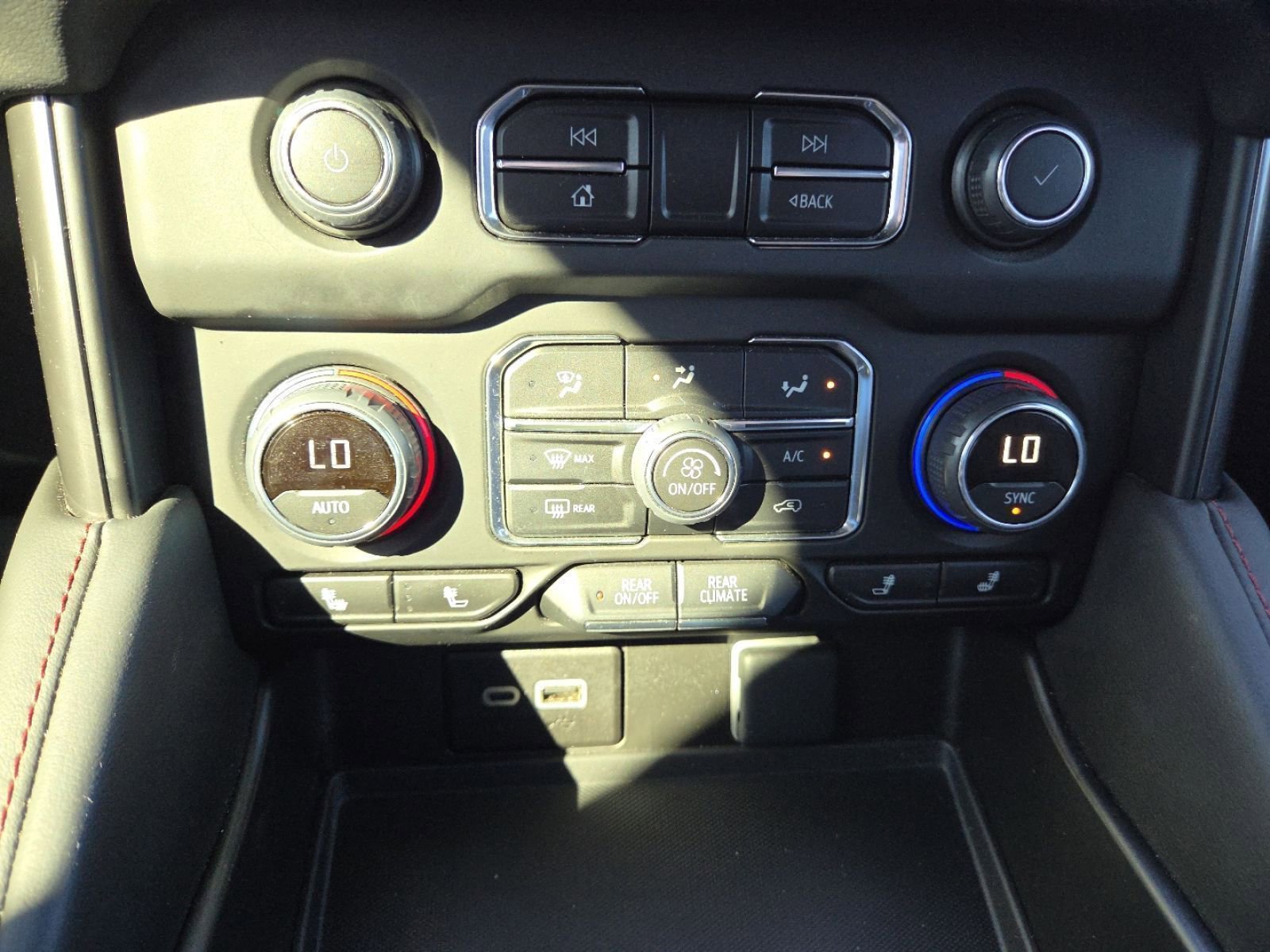 Used 2024 Chevrolet Suburban RST w/ Luxury Package image 33