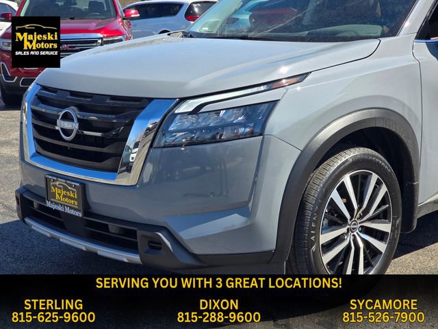 Used 2025 Nissan Pathfinder Platinum image 17