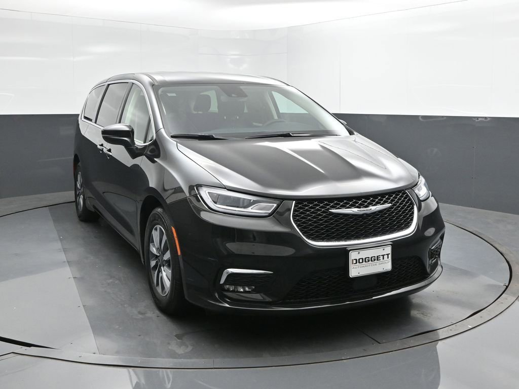 Used 2023 Chrysler Pacifica Touring-L image 22